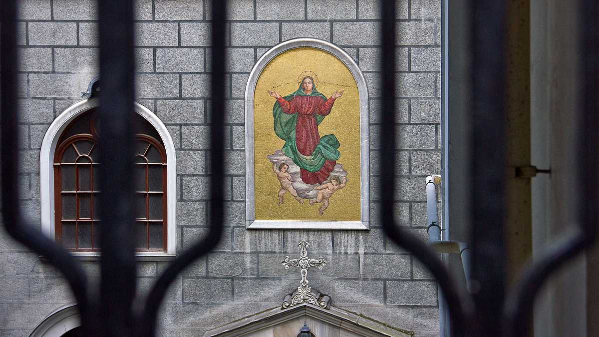Un tiroteo durante la misa en una iglesia católica de Estambul deja un muerto