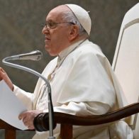 El papa Francisco dice que "la guerra es una locura" y "siempre una derrota"