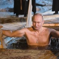 Putin se zambulle en agua helada en la Epifanía ortodoxa