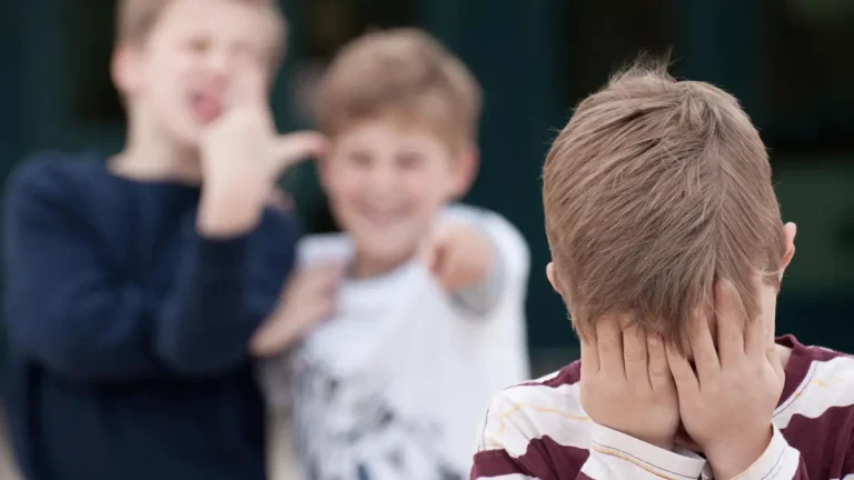 Un niño de 11 años fue agredido sexualmente con una escoba por varios compañeros en un colegio de Vimioso, en el noreste de Portugal,
