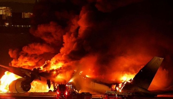 Un avión se incendió en aeropuerto de Tokio