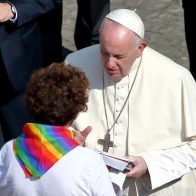 Vaticano matiza que la bendición de parejas homosexuales no será "litúrgica"