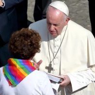 El papa insiste en que "no se bendice la unión homosexual"