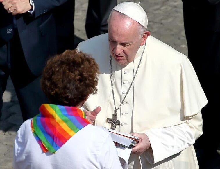 El papa insiste en que "no se bendice la unión homosexual"