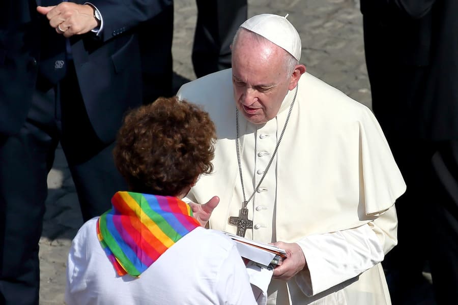 Vaticano matiza que la bendición de parejas homosexuales no será "litúrgica"