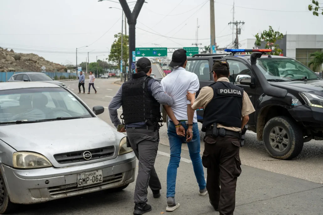 Al menos 10 personas muertas en la ola de violencia en Ecuador