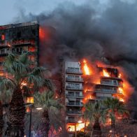 El número de muertos en el incendio de un edificio de viviendas en España se eleva a diez