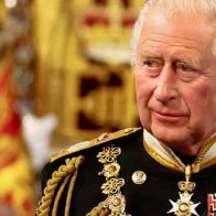 Carlos III regresa a Londres para seguir su tratamiento contra el cáncer