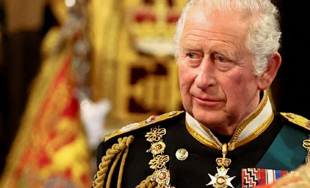 Carlos III regresa a Londres para seguir su tratamiento contra el cáncer