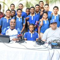El Instituto Nacional de Educación Física (INEFI) y el Ministerio de Educación (MINERD) llevaron este martes en pantallas gigantes los partidos de República Dominicana en la Serie del Caribe. En la foto el narrador Orlando Méndez, junto a uno de los estudiantes, narra el partido disputado este martes entre los Tigres del Licey y Curazao