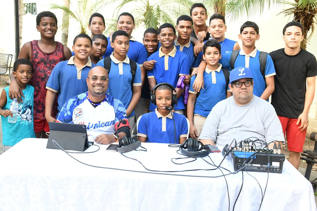 El Instituto Nacional de Educación Física (INEFI) y el Ministerio de Educación (MINERD) llevaron este martes en pantallas gigantes los partidos de República Dominicana en la Serie del Caribe. En la foto el narrador Orlando Méndez, junto a uno de los estudiantes, narra el partido disputado este martes entre los Tigres del Licey y Curazao