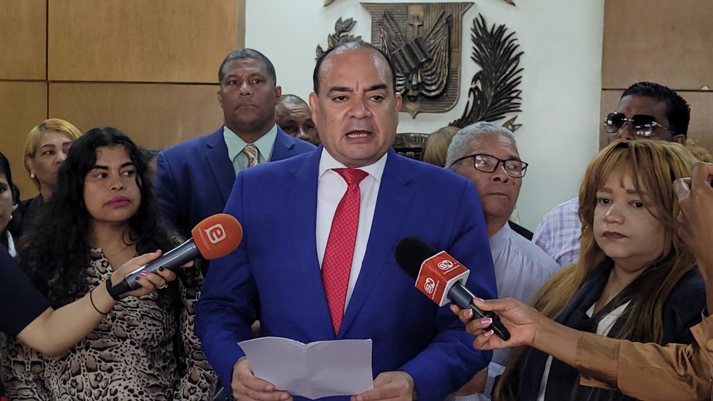 Miembros del CARD denuncian desvío de más de RD$ 2mil millones; solicitan suspensión de bonos e inauguraciones