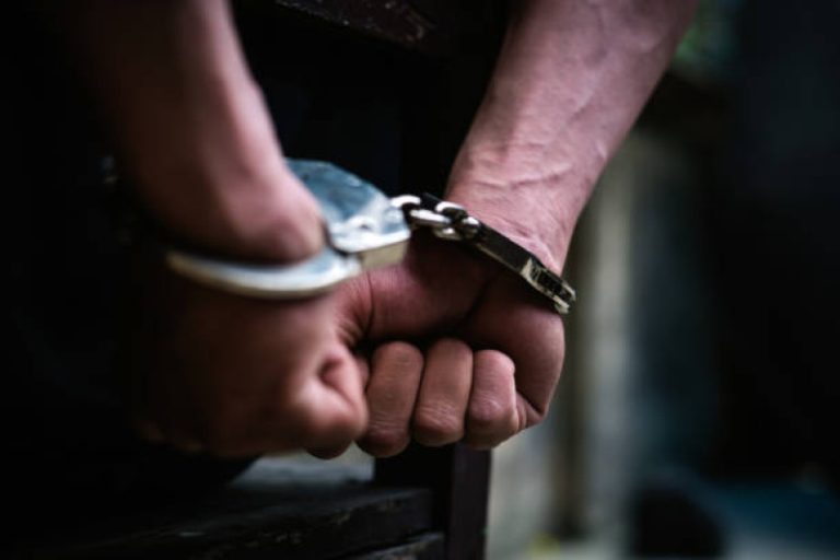 Tres personas arrestadas por delito de estafa y extorsión electrónica