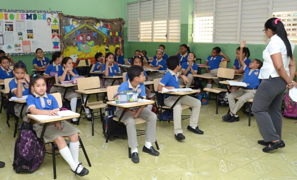 Abinader dice 320 mil estudiantes de los niveles inicial, primaria y secundaria han regresado a la escuela