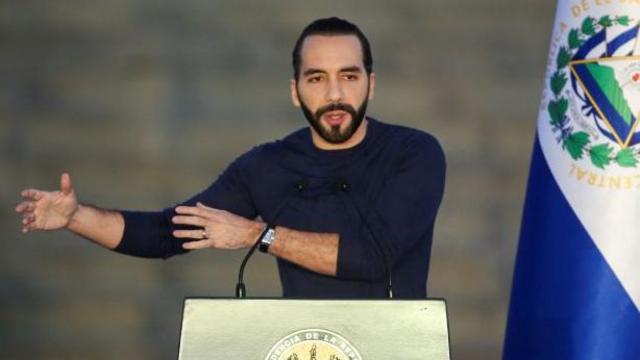 Bukele responde a Hillary Clinton sobre acusaciones de brutalidad en megacárcel
