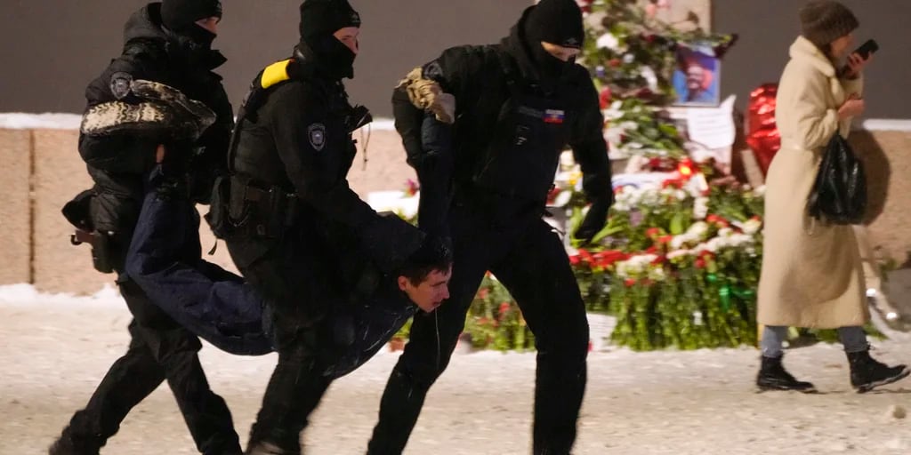 Policía rusa detuvo a más de 100 personas en las manifestaciones por la muerte de Alexei Navalny