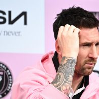 Messi vuelve a quedarse en el banquillo en amistoso en Tokio