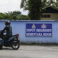 130 inmigrantes escapan de un centro, resultando en la muerte de uno de ellos