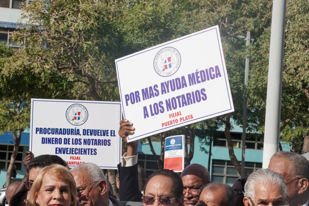 Miembros Colegio Notario marchan en reclamo retención fondos en Procuraduría