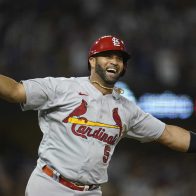 Albert Pujols acepta propuesta de dirigir a los Leones del Escogido