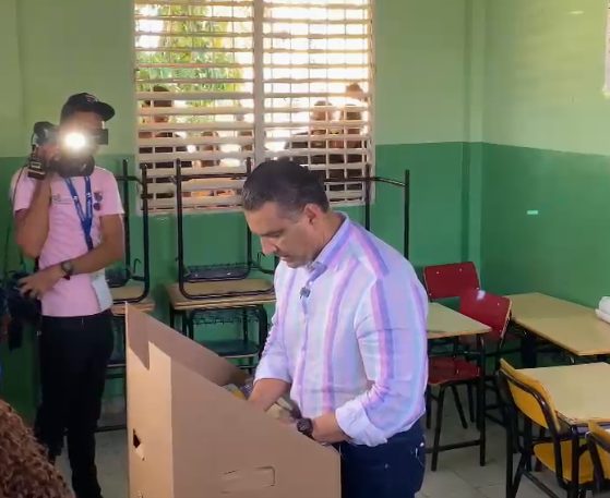 Luis Alberto ya votó y afirma trabajará "incansablemente" por Santo Domingo Este