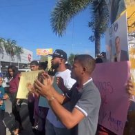 Familiares de acusado por muerte de Paula Santana protestan a las afuera del palacio de SDE