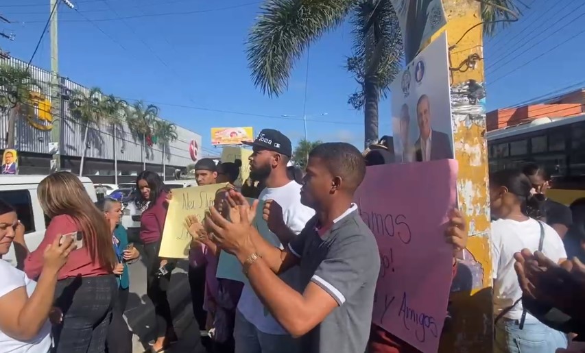 Familiares de acusado por muerte de Paula Santana protestan a las afuera del palacio de SDE