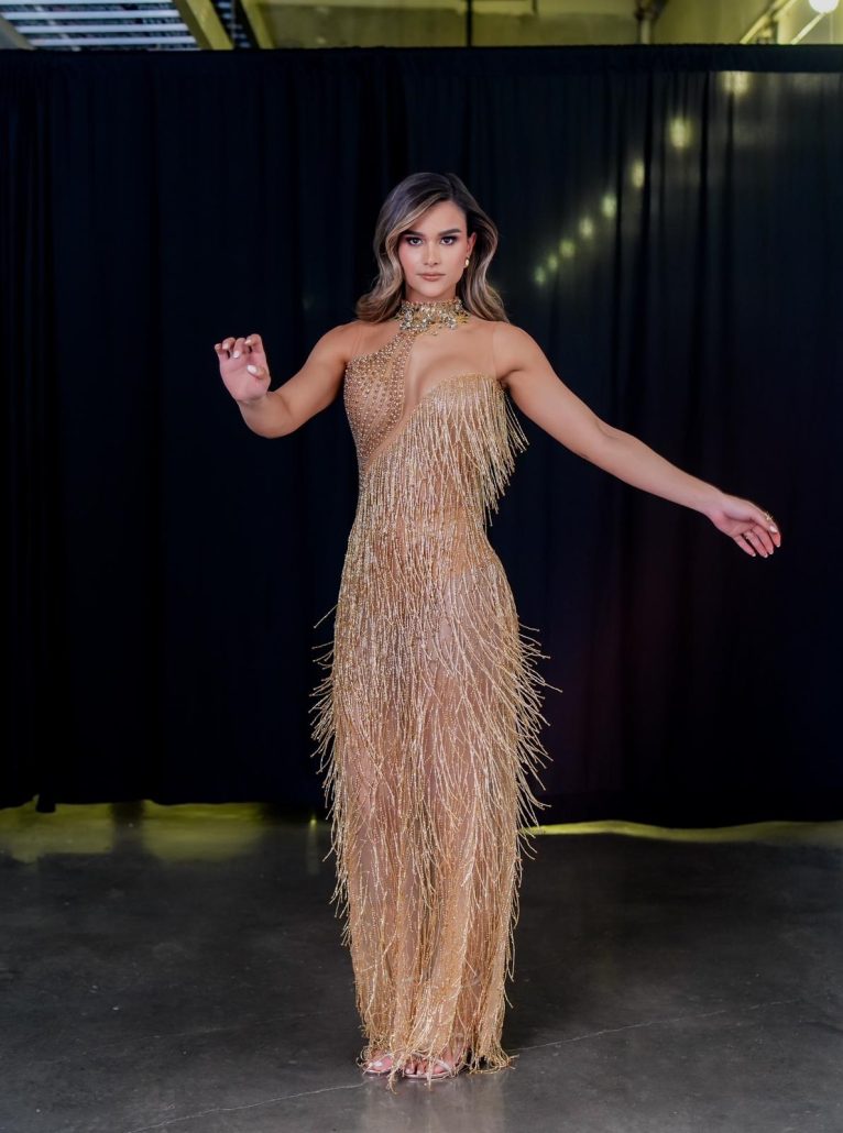 Clarissa Molina se destaca en conducción y look en Premio Lo Nuestro