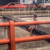 Mujer intenta lanzarse en desnivel de la 27 de Febrero con Defilló