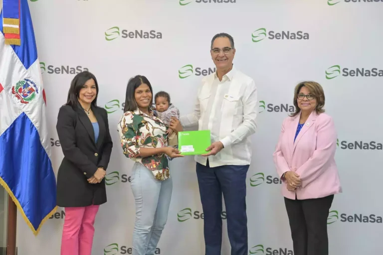 Director de SeNaSa entrega carnet a madre del primer bebé nacido en 2024