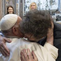 El papa y Milei se abrazan en la canonización de la primera santa argentina
