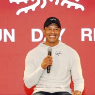 Tiger Woods presenta la marca de ropa Sun Day Red tras romper con Nike