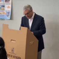 Elecciones Municipales: Gonzalo Castillo ejerce su voto y destaca organización del proceso