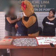 Policía se disfraza de oso de San Valentín para capturar mujer acusada de vender drogas