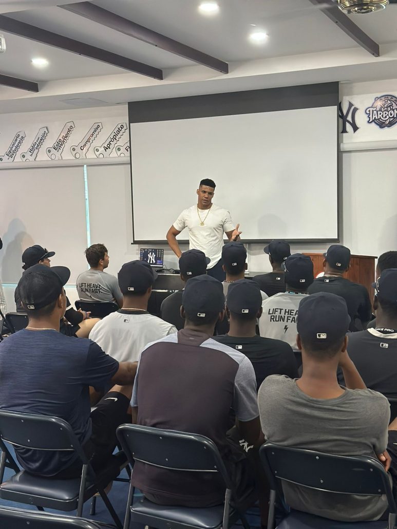 Juan Soto visita prospectos de los New York Yankees en RD