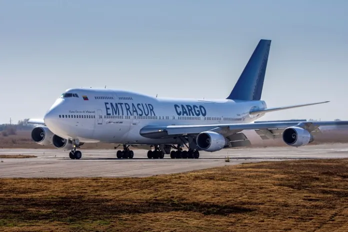Avión venezolano-iraní sospechoso de espionaje llega a EE.UU. para ser entregado