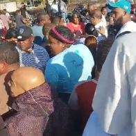 Violenta expulsión del Ministro de Agricultura Limber Cruz de centro electoral en La Vega