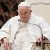 El papa dice que una "hipocresía" criticar la posibilidad de bendecir a las parejas gays