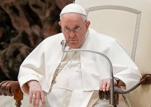 El papa dice que una "hipocresía" criticar la posibilidad de bendecir a las parejas gays