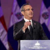 En 2023 el presidente Abinader trabajó las horas equivalentes a más de tres de años