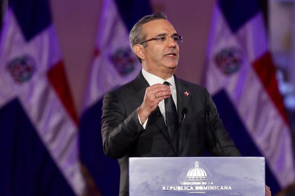 En 2023 el presidente Abinader trabajó las horas equivalentes a más de tres de años