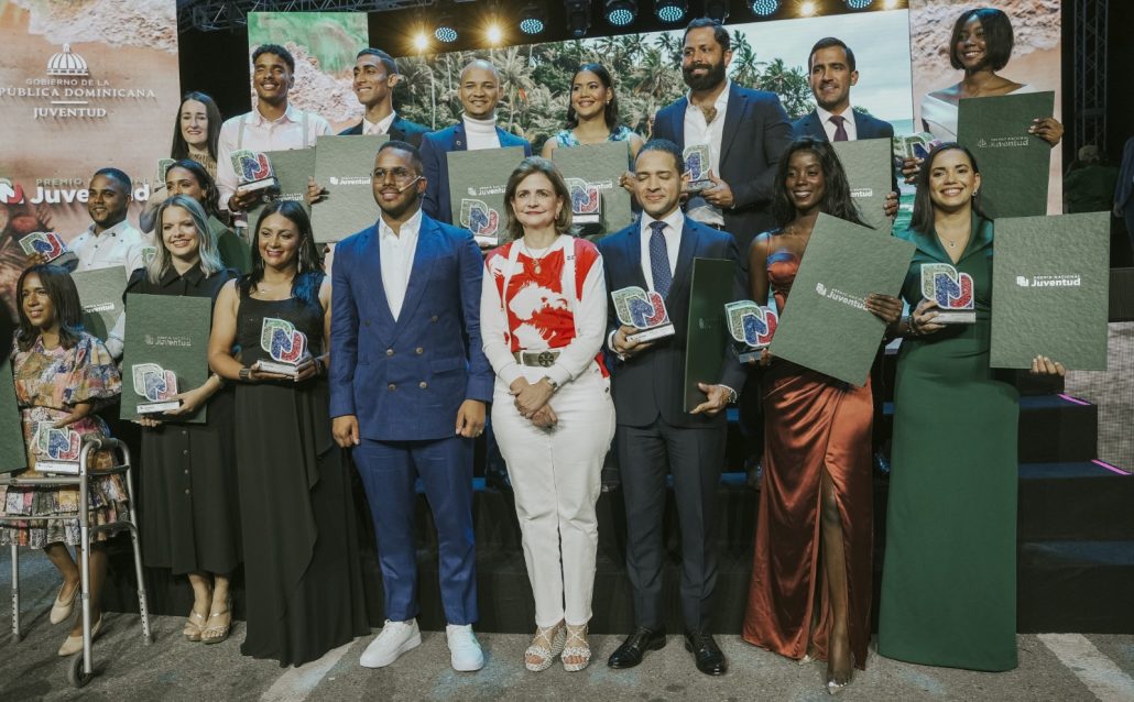 Decenas de jóvenes galardonados en Premio Nacional de la Juventud 2024 en Santiago