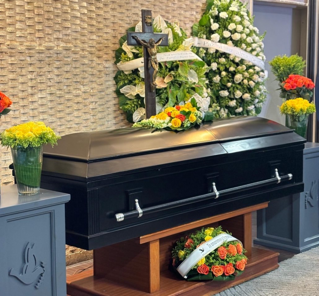 Familiares y amigos dan último adiós a Víctor Pinales