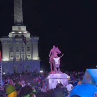 Arrestan hombre que se subió a la estatua de Gregorio Luperón en Santiago