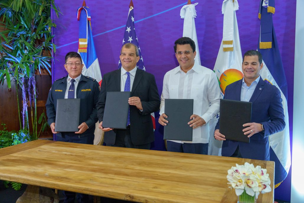 Embajada Americana y Turismo firman acuerdo para fortalecer seguridad a turistas