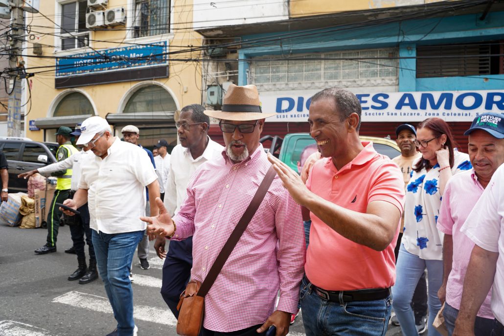 Domingo Contreras presenta propuestas en el Mercado Modelo del DN