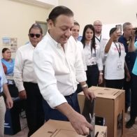 Abel Martínez vota en municipales y exhorta seguir acudiendo a recintos por el "rescate de las ciudades"