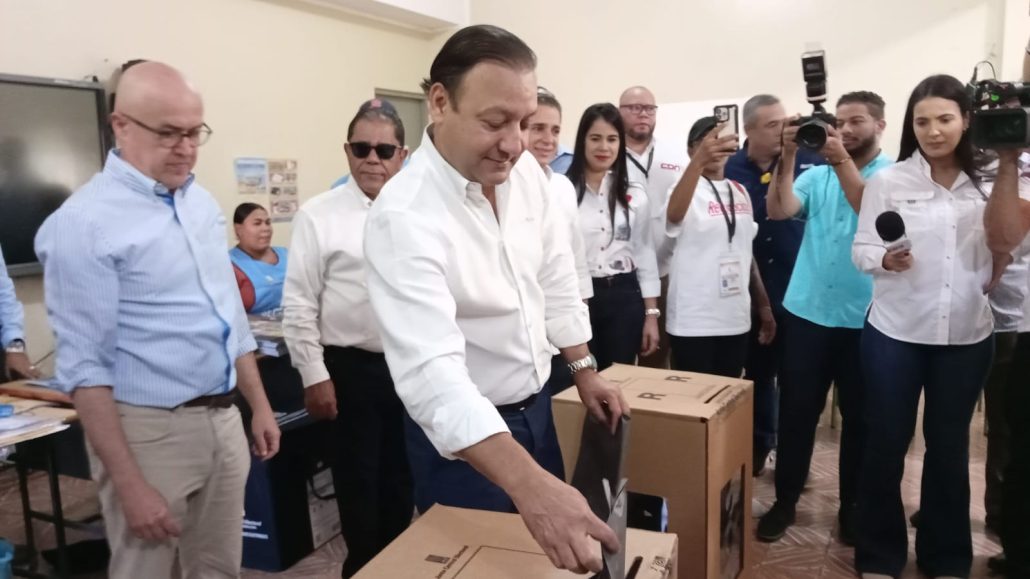 Abel Martínez vota en municipales y exhorta seguir acudiendo a recintos por el "rescate de las ciudades"