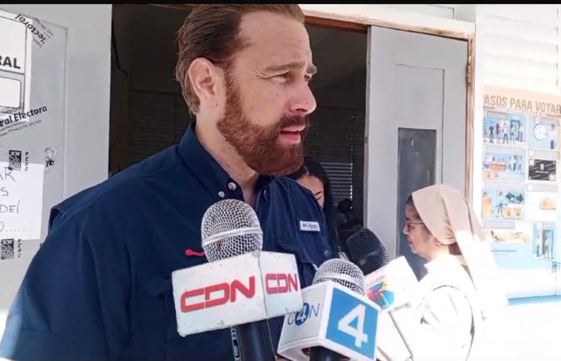 Carlos de la Mota y gobernadora de La Vega acuden a votar
