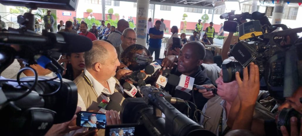 Expresidente de Costa Rica, Luis Guillermo Solís, participa como observador en elecciones municipales de RD